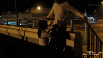 หลุด18+ นักศึกษามาหาคอนเทนต์ ชวนแฟนมาเย็ดกันบนสะพานลอยม.ดังย่านชานเมือง ไฟสลัวๆรถน้อยๆแบบนี้บรรยากาศเป็นใจ คุกเข่าโมกควยให้แฟนจนแตกคาปาก