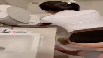 XXNX คลิปหลุดVK นักศึกษาไทยโดนแฟนเย็ดในห้องน้ำ ถกกระโปรงยืนเย็ดคาชุดนิสิต เอากันสดโนถุงยาง